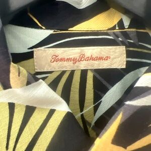 Men’s Tommy Bahama 100% Silk Floral / Tropical  Hawaiian‎ Shirt  Large Bold Soft